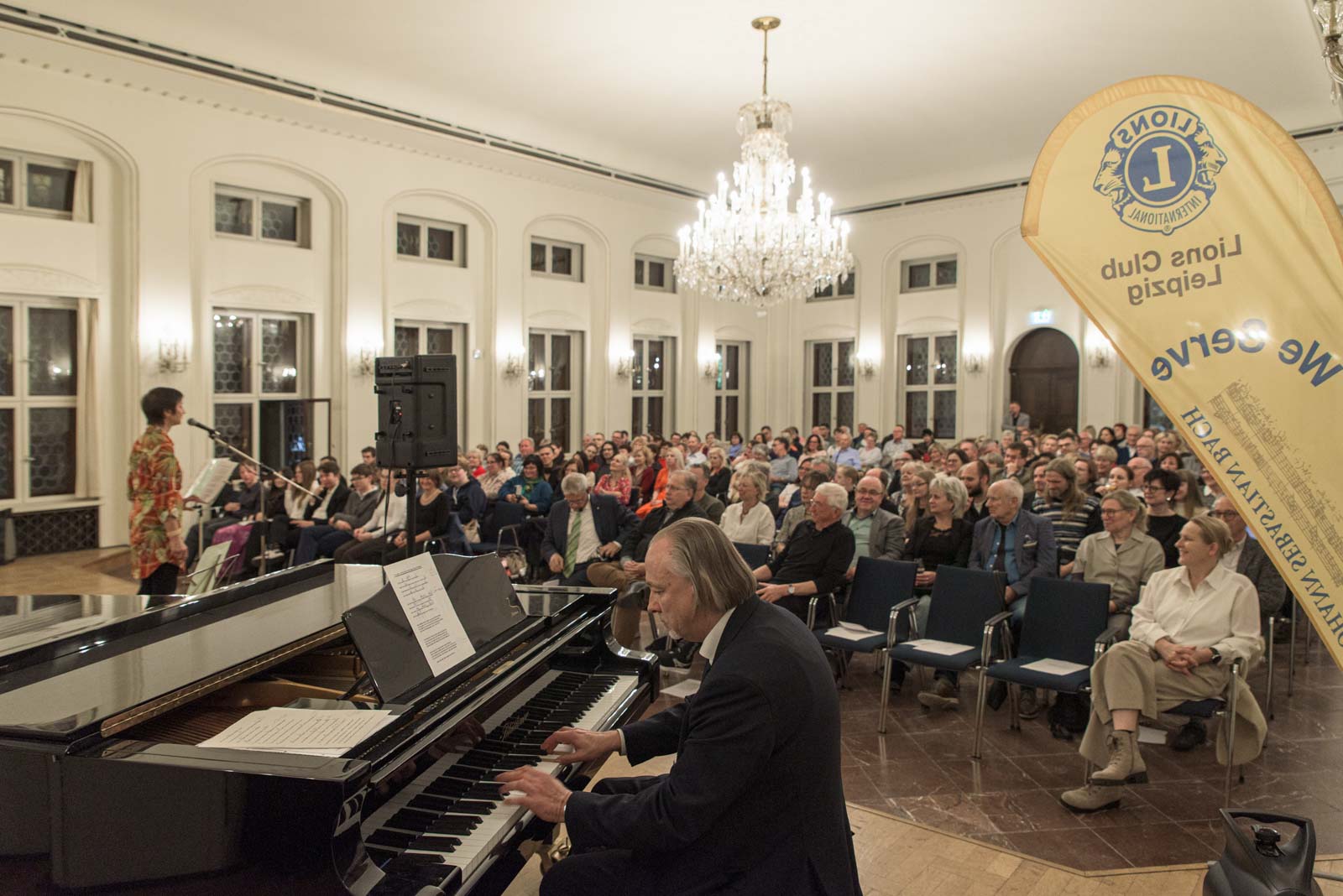 Joachim Reinhold spielt auf dem Klavier vor dem Publikum